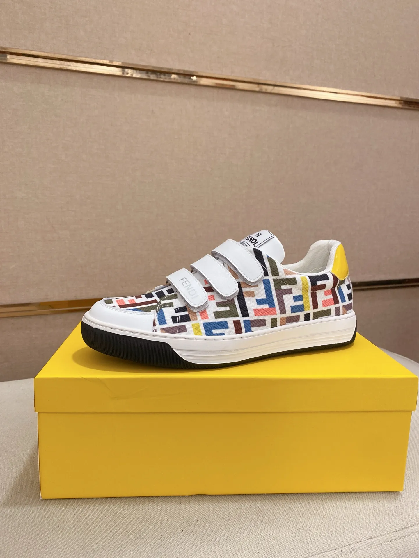 Men's shoes 💰 400💰 (FENDI) New high-top 👊🏻 upper 🇮🇹 imported cowhide fabric 🇩🇪 lining imported sheepskin lining. The original outsole is molded to highlight the identity of every man, and the upper foot is stable and stable🚶🏻🚶🏻The high-end custom counters reproduce the original version📯No matter the wind or rain, the shoe last remains unchanged and can withstand the verification of time🔍️,🔵 Size: 38-44 (45 is custom-made and cannot be returned or exchanged